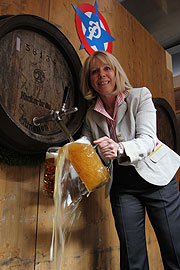 Mit Absicht ging hier beim Test das Bier in den Gulli, 1200 Liter jagten durch die Leitungen, und dann in den Abfluss.. (©Foto: Martin Schmitz)
